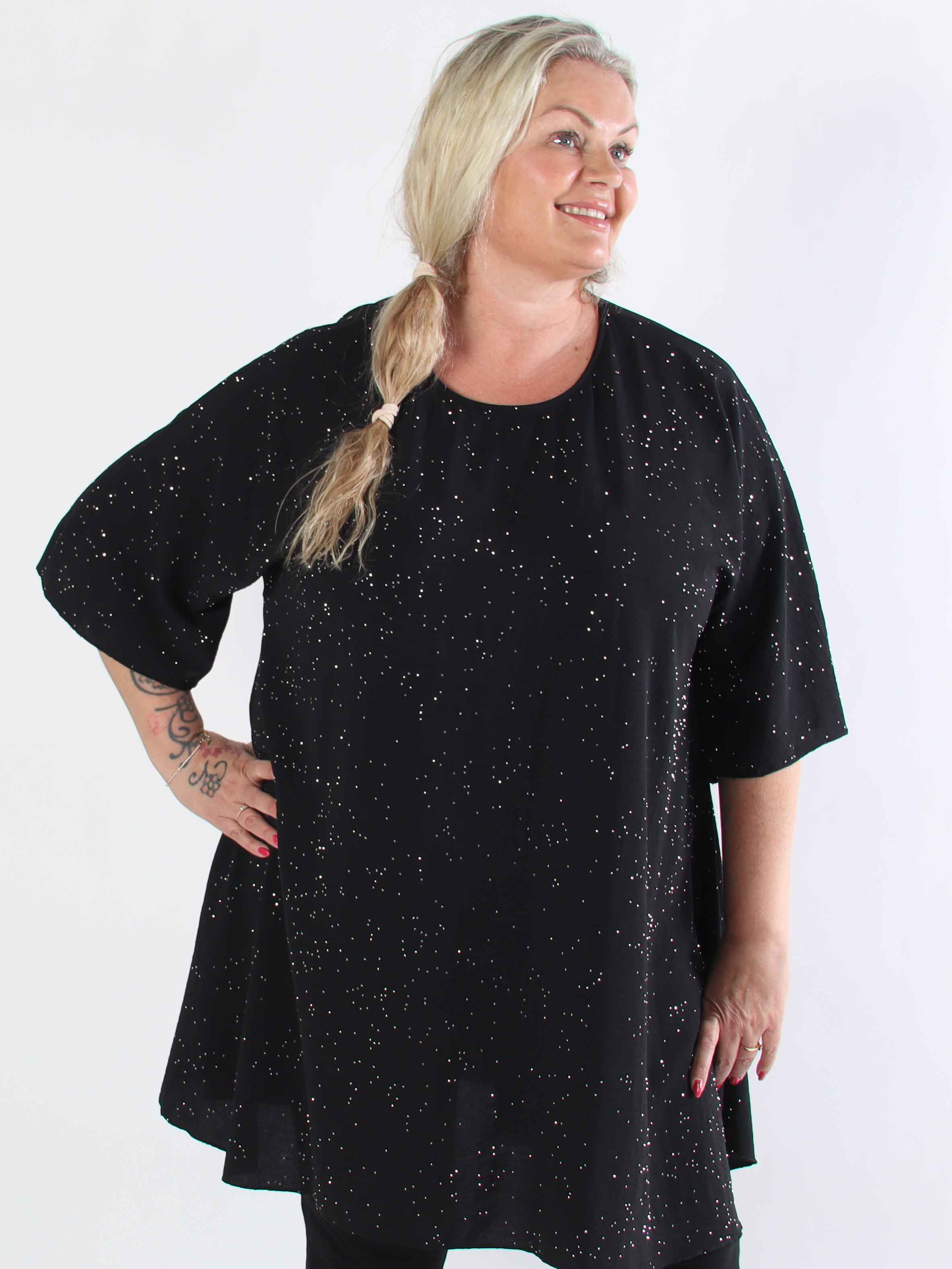 Johanne - Ensfarvet plus size kjole pyntet med similisten